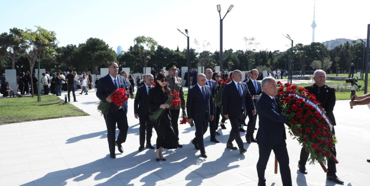 Suraxanı Rayon İcra Hakimiyyətinin başçısı Adil Əliyev, müavinləri və sektor müdirləri 27 sentyabr - Anım Günü ilə əlaqədar Fəxri Xiyabanda Şəhidlərin məzarını ziyarət edərək gül dəstələri düzüb, onların əziz xatirəsini ehtiramla yad ediblər