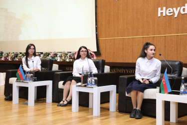 Suraxanıda “Heydər Əliyev və Azərbaycan tarixi” referat-yazı müsabiqəsinin rayon mərhələsinin yekunlarına həsr olunmuş elmi-praktik konfrans keçirilib
