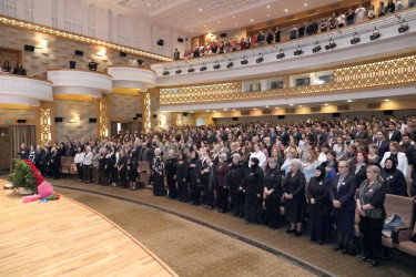 Suraxanı Rayon İcra Hakimiyyətinin başçısı Adil Əliyev Nizami Kino Mərkəzində “Şəhid Analarına Dəstək” İctimai Birliyinin təşkilatçılığı ilə şəhid Zakir Cəfərovun anadan olmasının 30 illiyinə həsr olunmuş “Zakirin essesi” sənədli filminin təqdimat mərasimində iştirak edib