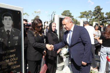 Suraxanı Rayon İcra Hakimiyyətinin başçısı Adil Əliyev, müavinləri və sektor müdirləri 27 sentyabr - Anım Günü ilə əlaqədar Fəxri Xiyabanda Şəhidlərin məzarını ziyarət edərək gül dəstələri düzüb, onların əziz xatirəsini ehtiramla yad ediblər
