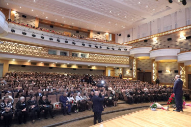 Suraxanı Rayon İcra Hakimiyyətinin başçısı Adil Əliyev Nizami Kino Mərkəzində “Şəhid Analarına Dəstək” İctimai Birliyinin təşkilatçılığı ilə şəhid Zakir Cəfərovun anadan olmasının 30 illiyinə həsr olunmuş “Zakirin essesi” sənədli filminin təqdimat mərasimində iştirak edib