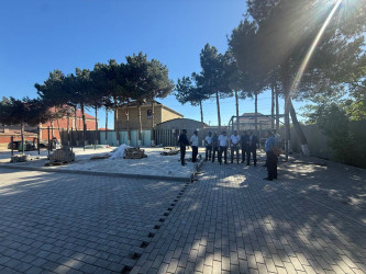 Rayon İcra Hakimiyyətinin başçısı Adil Əliyev Yeni Suraxanı qəsəbəsində aparılan əsaslı yenidənqurma işləri ilə yerində tanış olub