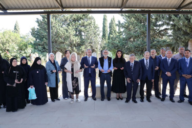 Suraxanı Rayon İcra Hakimiyyətinin başçısı Adil Əliyev və müavinləri Yeni Suraxanı, Binə, Hövsan, Zığ, Sabunçu və Qala qəsəbələrində vətənimizin müstəqilliyi və ərazi bütövlüyü uğrunda canlarını fəda etmiş şəhidlərimizin məzarlarını ziyarət ediblər
