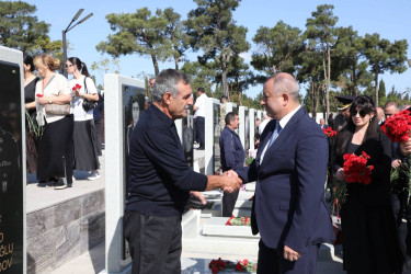 Suraxanı Rayon İcra Hakimiyyətinin başçısı Adil Əliyev, müavinləri və sektor müdirləri 27 sentyabr - Anım Günü ilə əlaqədar Fəxri Xiyabanda Şəhidlərin məzarını ziyarət edərək gül dəstələri düzüb, onların əziz xatirəsini ehtiramla yad ediblər