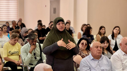 Avqustun 28-də Suraxanı Rayon İcra Hakimiyyətinin başçısı Adil Əliyev Əmircan qəsəbəsində yerləşən 154 saylı tam orta məktəbdə sakinlərlə səyyar görüş keçirib