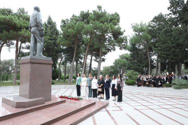 Suraxanı Rayon İcra Hakimiyyətinin təşkilatçılığı ilə “5 oktyabr – Beynəlxalq müəllimlər günü”nə həsr olunmuş tədbir keçirilib.