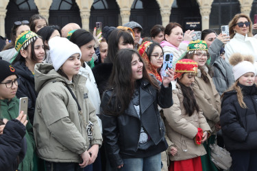 Baharın gəlişinin carçısı olan Novruz bayramı Suraxanı rayonunda böyük izdihamla qeyd olunub. Martın 17-də “Atəşgah məbədi” Dövlət Tarix-Memarlıq Qoruğunda Suraxanı Rayon İcra Hakimiyyətinin təşkilatçılığı ilə “Şəhərsalma və Memarlıq İli” çərçivəsində “Baharın memarlıq izi” adlı Novruz Festivalı keçirilib