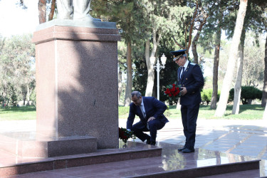 Azərbaycanda prokurorluq orqanlarının yaranmasının 107 illiyi və  prokurorluq işçilərinin peşə bayramı günü münasibətilə Suraxanı Rayon İcra Hakimiyyətinin başçısı Adil Əliyev, Rayon prokuroru Rəşid Mahmudov, RİHB-nin müavinləri və rayon Prokurorluğunun əməkdaşları Ümummilli lider Heydər Əliyevin Suraxanı rayonunda adını daşıyan parkda ucalan abidəsini ziyarət edib, önünə gül dəstələri düzərək xatirəsini ehtiramla anıblar