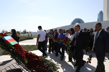 27 Sentyabr - Anım Günü ilə əlaqədar Suraxanı rayon İcra Hakimiyyətinin başçısı Adil Əliyev, müavinləri RİHBA-nın əməkdaşları, şəhid ailələri, rayon ictimaiyyəti Azərbaycanın ərazi bütövlüyü və suverenliyi uğrunda canından keçmiş Vətən övladlarının xatirəsinə salınmış Zəfər parkını ziyarət edib,  buradakı abidə önünə gül dəstələri qoyublar