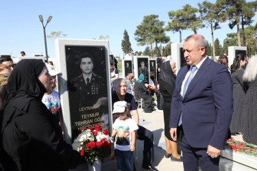 Suraxanı Rayon İcra Hakimiyyətinin başçısı Adil Əliyev, müavinləri və sektor müdirləri 27 sentyabr - Anım Günü ilə əlaqədar Fəxri Xiyabanda Şəhidlərin məzarını ziyarət edərək gül dəstələri düzüb, onların əziz xatirəsini ehtiramla yad ediblər