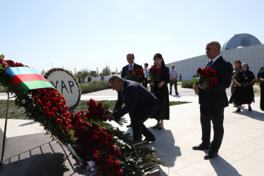 27 Sentyabr - Anım Günü ilə əlaqədar Suraxanı rayon İcra Hakimiyyətinin başçısı Adil Əliyev, müavinləri RİHBA-nın əməkdaşları, şəhid ailələri, rayon ictimaiyyəti Azərbaycanın ərazi bütövlüyü və suverenliyi uğrunda canından keçmiş Vətən övladlarının xatirəsinə salınmış Zəfər parkını ziyarət edib,  buradakı abidə önünə gül dəstələri qoyublar