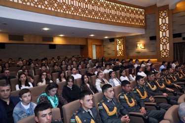Suraxanı Rayon İcra Hakimiyyətinin başçısı Adil Əliyev Nizami Kino Mərkəzində “Şəhid Analarına Dəstək” İctimai Birliyinin təşkilatçılığı ilə şəhid Zakir Cəfərovun anadan olmasının 30 illiyinə həsr olunmuş “Zakirin essesi” sənədli filminin təqdimat mərasimində iştirak edib