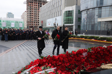 Suraxanı Rayon İcra Hakimiyyəti olaraq bu gün rayon ictimaiyyəti ilə birgə Xocalı soyqırımı abidəsini ziyarət etdik.