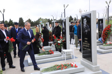 Suraxanı Rayon İcra Hakimiyyətinin başçısı Adil Əliyev, müavinləri və şöbə müdirləri 27 sentyabr - Anım Günü ilə əlaqədar Fəxri Xiyabanda Şəhidlərin məzarını ziyarət edərək gül dəstələri düzüb, onların əziz xatirəsini ehtiramla yad ediblər