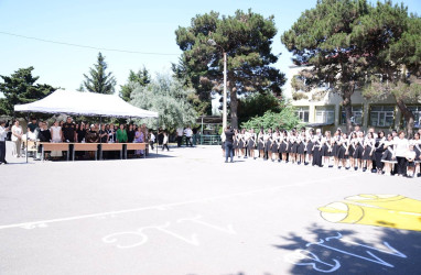 Bu gün ümumtəhsil müəssisələrində “Son zəng” çalınıb Bu münasibətlə Suraxanı rayonunun bütün məktəblərində “Son zəng” tədbirlərində Rayon İcra Hakimiyyəti başçısı Aparatının, qəsəbə inzibati ərazi dairələri üzrə nümayəndəliklərin və bələdiyyələrin məsul əməkdaşları iştirak edərək Rayon İcra Hakimiyyəti başçısının təbriklərini çatdırıblar.