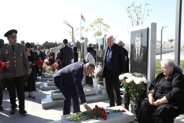 Suraxanı Rayon İcra Hakimiyyətinin başçısı Adil Əliyev, müavinləri və sektor müdirləri 27 sentyabr - Anım Günü ilə əlaqədar Fəxri Xiyabanda Şəhidlərin məzarını ziyarət edərək gül dəstələri düzüb, onların əziz xatirəsini ehtiramla yad ediblər