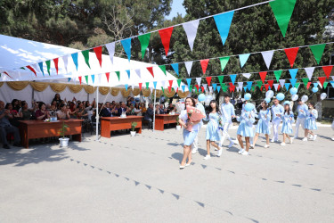 Rayon İcra Hakimiyyətinin baçşısı Adil Əliyev “Son zəng” münasibətilə məzunları təbrik edib