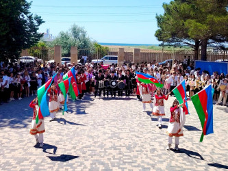Bu gün ümumtəhsil müəssisələrində “Son zəng” çalınıb Bu münasibətlə Suraxanı rayonunun bütün məktəblərində “Son zəng” tədbirlərində Rayon İcra Hakimiyyəti başçısı Aparatının, qəsəbə inzibati ərazi dairələri üzrə nümayəndəliklərin və bələdiyyələrin məsul əməkdaşları iştirak edərək Rayon İcra Hakimiyyəti başçısının təbriklərini çatdırıblar.
