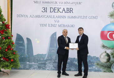 31 Dekabr - Dünya Azərbaycanlılarının Həmrəyliyi Günü və Yeni il bayramı münasibətilə rayonun ictimai həyatında fəal iştirakına görə bir qrup şəxs Rayon İcra Hakimiyyəti başçısının və YAP Suraxanı Rayon Təşkilatının Fəxri Fərmanları ilə təltif olunublar