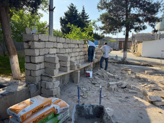 Rayon İcra Hakimiyyətinin başçısı Adil Əliyev Yeni Suraxanı qəsəbəsində aparılan əsaslı yenidənqurma işləri ilə yerində tanış olub