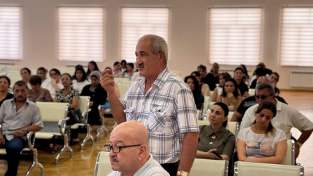 Avqustun 28-də Suraxanı Rayon İcra Hakimiyyətinin başçısı Adil Əliyev Əmircan qəsəbəsində yerləşən 154 saylı tam orta məktəbdə sakinlərlə səyyar görüş keçirib