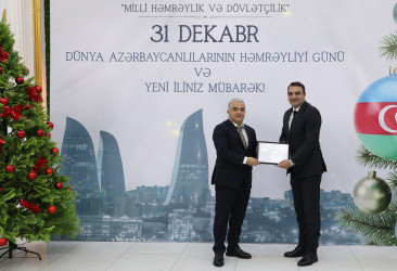31 Dekabr - Dünya Azərbaycanlılarının Həmrəyliyi Günü və Yeni il bayramı münasibətilə rayonun ictimai həyatında fəal iştirakına görə bir qrup şəxs Rayon İcra Hakimiyyəti başçısının və YAP Suraxanı Rayon Təşkilatının Fəxri Fərmanları ilə təltif olunublar