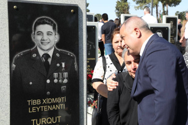 Suraxanı Rayon İcra Hakimiyyətinin başçısı Adil Əliyev, müavinləri və sektor müdirləri 27 sentyabr - Anım Günü ilə əlaqədar Fəxri Xiyabanda Şəhidlərin məzarını ziyarət edərək gül dəstələri düzüb, onların əziz xatirəsini ehtiramla yad ediblər