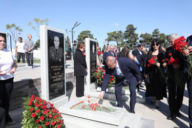 Suraxanı Rayon İcra Hakimiyyətinin başçısı Adil Əliyev, müavinləri və sektor müdirləri 27 sentyabr - Anım Günü ilə əlaqədar Fəxri Xiyabanda Şəhidlərin məzarını ziyarət edərək gül dəstələri düzüb, onların əziz xatirəsini ehtiramla yad ediblər