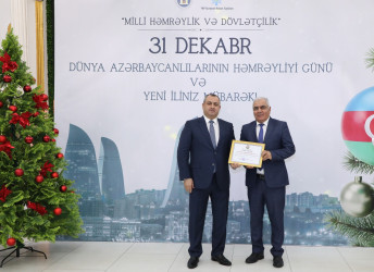 31 Dekabr - Dünya Azərbaycanlılarının Həmrəyliyi Günü və Yeni il bayramı münasibətilə rayonun ictimai həyatında fəal iştirakına görə bir qrup şəxs Rayon İcra Hakimiyyəti başçısının və YAP Suraxanı Rayon Təşkilatının Fəxri Fərmanları ilə təltif olunublar