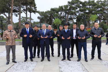 Suraxanı Rayon İcra Hakimiyyətinin başçısı Adil Əliyev, müavinləri və şöbə müdirləri 27 sentyabr - Anım Günü ilə əlaqədar Fəxri Xiyabanda Şəhidlərin məzarını ziyarət edərək gül dəstələri düzüb, onların əziz xatirəsini ehtiramla yad ediblər