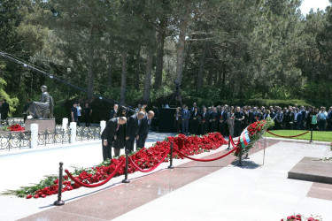 Suraxanı RİH kollektivi  Fəxri xiyabanda Ulu Öndər Heydər Əliyevin məzarını ziyarət edib