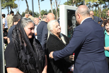 Suraxanı Rayon İcra Hakimiyyətinin başçısı Adil Əliyev, müavinləri və sektor müdirləri 27 sentyabr - Anım Günü ilə əlaqədar Fəxri Xiyabanda Şəhidlərin məzarını ziyarət edərək gül dəstələri düzüb, onların əziz xatirəsini ehtiramla yad ediblər