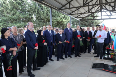 27 Sentyabr – Anım Günü ərəfəsində Suraxanı rayonunda Vətənimizin müstəqilliyi, suverenliyi və ərazi bütövlüyü uğrunda canından keçərək şəhidlik zirvəsinə ucalmış qəhrəmanlarımızın əziz xatirəsi dərin ehtiramla yad edilib