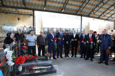 27 Sentyabr – Anım Günü ərəfəsində Suraxanı rayonunda Vətənimizin müstəqilliyi, suverenliyi və ərazi bütövlüyü uğrunda canından keçərək şəhidlik zirvəsinə ucalmış qəhrəmanlarımızın əziz xatirəsi dərin ehtiramla yad edilib
