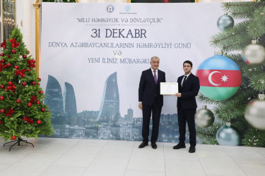 31 Dekabr - Dünya Azərbaycanlılarının Həmrəyliyi Günü və Yeni il bayramı münasibətilə rayonun ictimai həyatında fəal iştirakına görə bir qrup şəxs Rayon İcra Hakimiyyəti başçısının və YAP Suraxanı Rayon Təşkilatının Fəxri Fərmanları ilə təltif olunublar