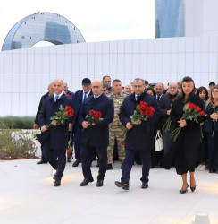 27 Sentyabr - Anım Günü ilə əlaqədar Suraxanı rayon İcra Hakimiyyətinin başçısı Adil Əliyev, müavinləri, RİHBA-nın əməkdaşları, şəhid ailələri və rayon ictimaiyyəti Azərbaycanın ərazi bütövlüyü və suverenliyi uğrunda canından keçmiş Vətən övladlarının xatirəsinə salınmış Zəfər parkını ziyarət edib,  buradakı abidə önünə gül dəstələri qoyublar