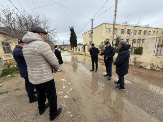 Suraxanı Rayon İcra Hakimiyyətinin başcısı Adil Əliyev rayon ərazisində su basmış ərazilərə baxış keçirdi
