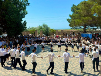 Bu gün ümumtəhsil müəssisələrində “Son zəng” çalınıb Bu münasibətlə Suraxanı rayonunun bütün məktəblərində “Son zəng” tədbirlərində Rayon İcra Hakimiyyəti başçısı Aparatının, qəsəbə inzibati ərazi dairələri üzrə nümayəndəliklərin və bələdiyyələrin məsul əməkdaşları iştirak edərək Rayon İcra Hakimiyyəti başçısının təbriklərini çatdırıblar.