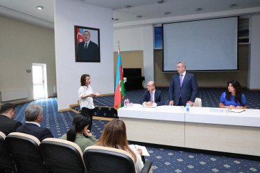 Sentyabrın 10-da Suraxanı Rayon İcra Hakimiyyətinin başçısı Adil Əliyev Bülbülə qəsəbəsində yerləşən 327 saylı tam orta məktəbdə sakinlərlə səyyar görüş keçirib