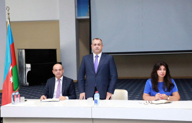 Sentyabrın 10-da Suraxanı Rayon İcra Hakimiyyətinin başçısı Adil Əliyev Bülbülə qəsəbəsində yerləşən 327 saylı tam orta məktəbdə sakinlərlə səyyar görüş keçirib