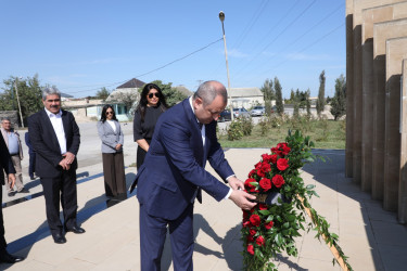 Suraxanı Rayon İcra Hakimiyyətinin başçısı Adil Əliyev və müavinləri Yeni Suraxanı, Binə, Hövsan, Zığ, Sabunçu və Qala qəsəbələrində vətənimizin müstəqilliyi və ərazi bütövlüyü uğrunda canlarını fəda etmiş şəhidlərimizin məzarlarını ziyarət ediblər
