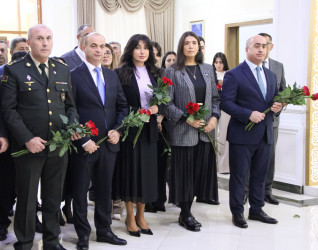Suraxanıda “Konstitusiya və Suverenlik İli” çərçivəsində Şanlı tariximizin ən şərəfli və qürurverici səhifələrinə həkk olunmuş 8 noyabr – Zəfər gününün 5-ci ildönümü münasibətilə “Zəfər Bayrağına düzlən!” adlı vətənpərvərlik tədbiri keçirilib