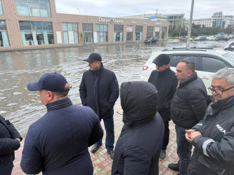 Suraxanı Rayon İcra Hakimiyyətinin başcısı Adil Əliyev rayon ərazisində su basmış ərazilərə baxış keçirdi