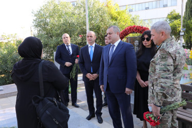 Suraxanı Rayon İcra Hakimiyyətinin başçısı Adil Əliyev və müavinləri Yeni Suraxanı, Binə, Hövsan, Zığ, Sabunçu və Qala qəsəbələrində vətənimizin müstəqilliyi və ərazi bütövlüyü uğrunda canlarını fəda etmiş şəhidlərimizin məzarlarını ziyarət ediblər