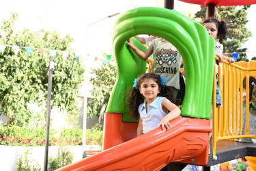 “Bizim həyət” layihəsi çərçivəsində yenilənmiş növbəti həyət sakinlərin istifadəsinə verilib