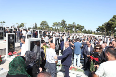 Suraxanı Rayon İcra Hakimiyyətinin başçısı Adil Əliyev, müavinləri və sektor müdirləri 27 sentyabr - Anım Günü ilə əlaqədar Fəxri Xiyabanda Şəhidlərin məzarını ziyarət edərək gül dəstələri düzüb, onların əziz xatirəsini ehtiramla yad ediblər