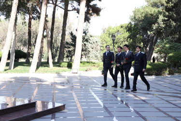 Azərbaycanda prokurorluq orqanlarının yaranmasının 107 illiyi və  prokurorluq işçilərinin peşə bayramı günü münasibətilə Suraxanı Rayon İcra Hakimiyyətinin başçısı Adil Əliyev, Rayon prokuroru Rəşid Mahmudov, RİHB-nin müavinləri və rayon Prokurorluğunun əməkdaşları Ümummilli lider Heydər Əliyevin Suraxanı rayonunda adını daşıyan parkda ucalan abidəsini ziyarət edib, önünə gül dəstələri düzərək xatirəsini ehtiramla anıblar