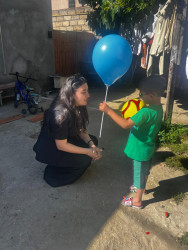 “İnsan Hüquqları Aylığı” çərçivəsində Suraxanı rayon İcra Hakimiyyətinin təşəbbüsü ilə qəsəbə bələdiyyələrində yaradılmış “Gender məsələləri və məişət zorakılığı ilə mübarizəyə dair komissiya” tərəfindən “1 İyun –Uşaqların Beynəlxalq Müdafiəsi Günü” münasibətilə aztəminatlı ailələrin xüsusi qayğıya ehtiyacı olan uşaqları ziyarət olunub və onlara hədiyyələr təqdim edilib