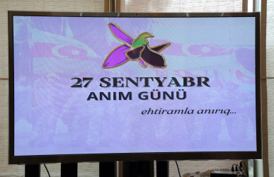 Suraxanı Rayon İcra Hakimiyyətində 27 Sentyabr – Anım Günü ilə əlaqədar dəyirmi masa təşkil olunub Tədbirdə Suraxanı Rayon İcra Hakimiyyətinin başçısı Adil Əliyev, RİHB-nin müavinləri, şöbə və sektor müdirləri, rayonun idarə, müəssisə və xidmət sahələrinin rəhbərləri iştirak ediblər