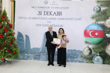 31 Dekabr - Dünya Azərbaycanlılarının Həmrəyliyi Günü və Yeni il bayramı münasibətilə rayonun ictimai həyatında fəal iştirakına görə bir qrup şəxs Rayon İcra Hakimiyyəti başçısının və YAP Suraxanı Rayon Təşkilatının Fəxri Fərmanları ilə təltif olunublar